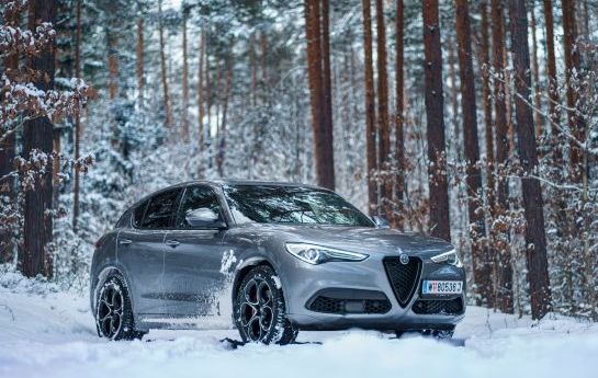 Wenn sich Schnee über die Fahrbahn legt, offenbaren sich die Fähigkeiten eines Allradantriebs schnell und deutlich. Nützlich sind sie das ganze Jahr. Motorprofis.at analysiert die Technik des Q4-Systems von Alfa Romeo und macht den Winter-Test. - Wintersport für Fortgeschrittene