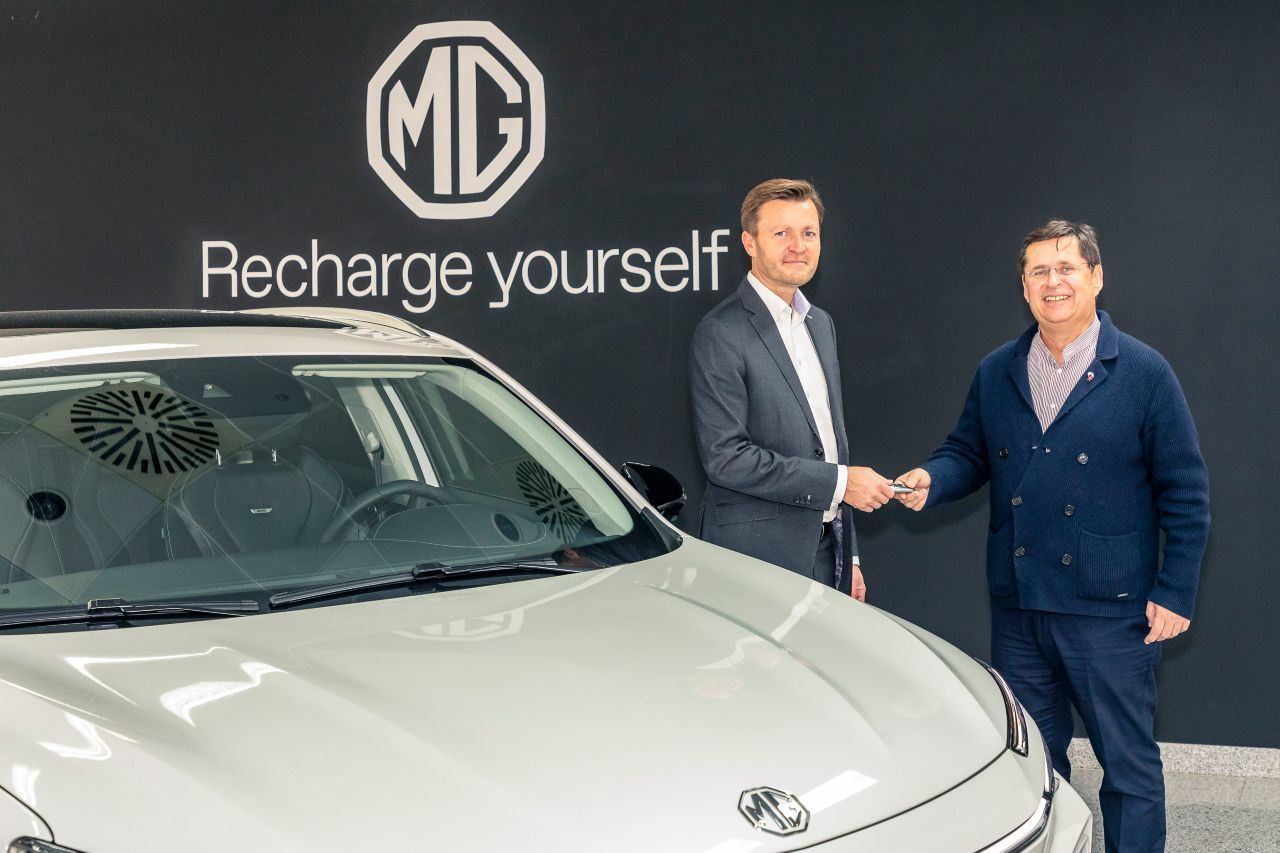 MG Motor Austria Geschäftsführer Andreas Kostelecky (rechts), hier beim Vertragsabschluß mit Gregor Bilik von MG-Leasingpartner Arval Austria.