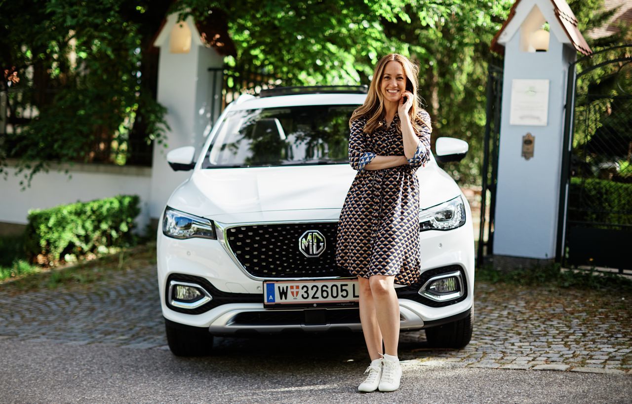 Bianca Schwarzjirg ist Markenbotschafterin von MG in Östrreich: Die Café Puls- und PULS 4-Moderatorin fährt einen EHS Plug-in-Hybrid.