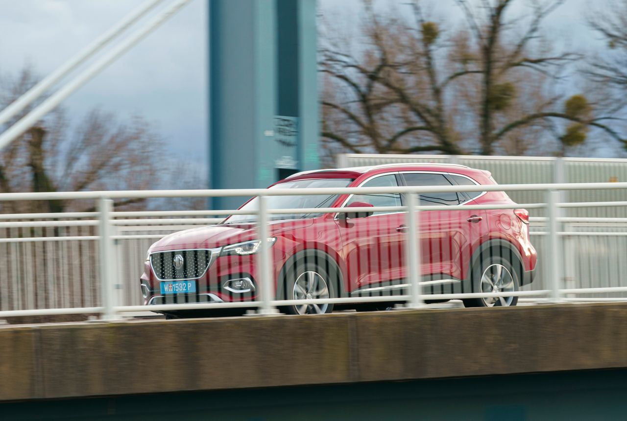 Bei entspannter Fahrweise ein sehr komfortables Auto. Nur das Surren aus dem Motorraum stört bei niedrigem Tempo mitunter.