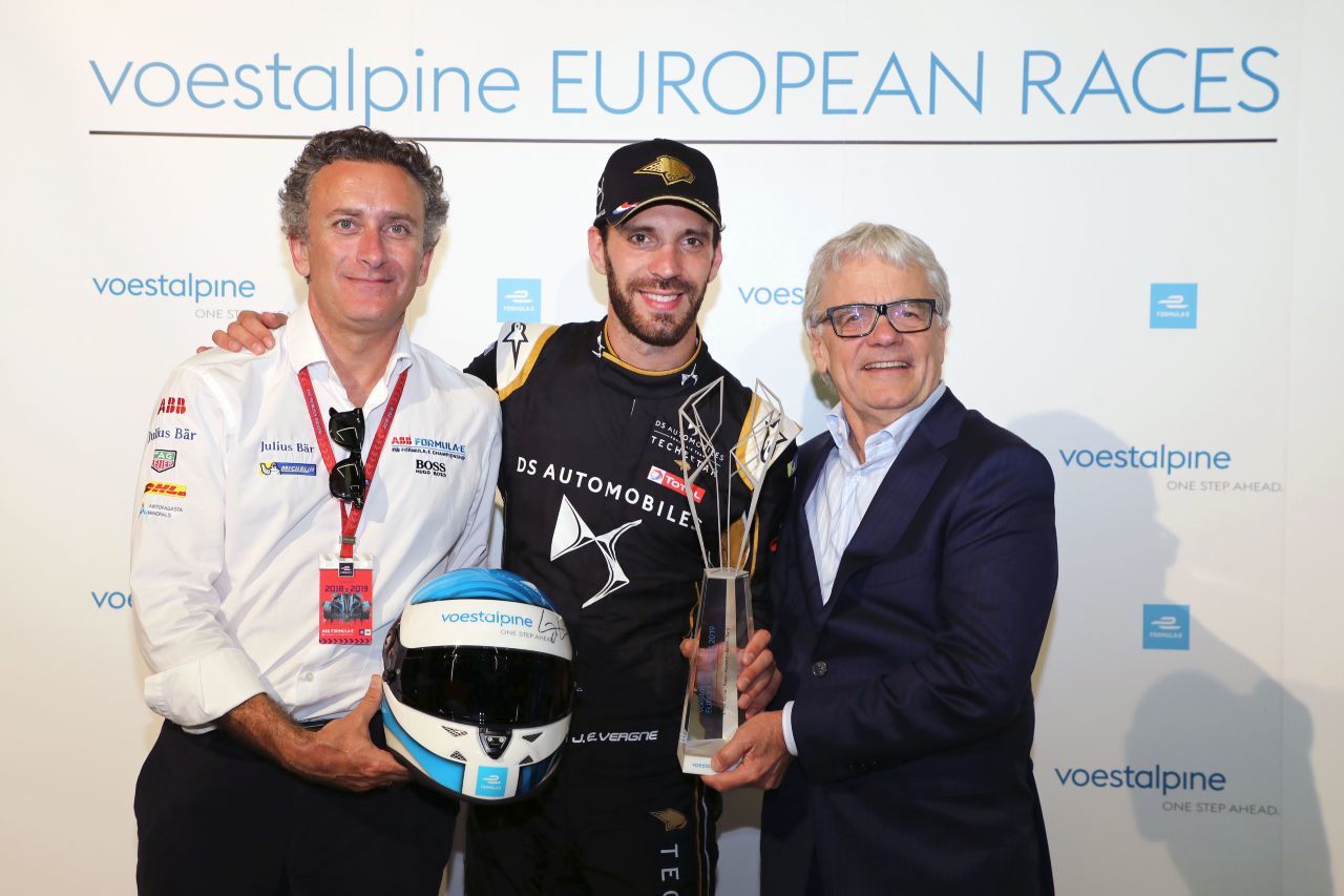 ...und auch die Wertung der voestalpine European Races hat er 2018/19 gewonnen.. hier mit FE-Chef Agag und Ex-Voest-Boss Eder.