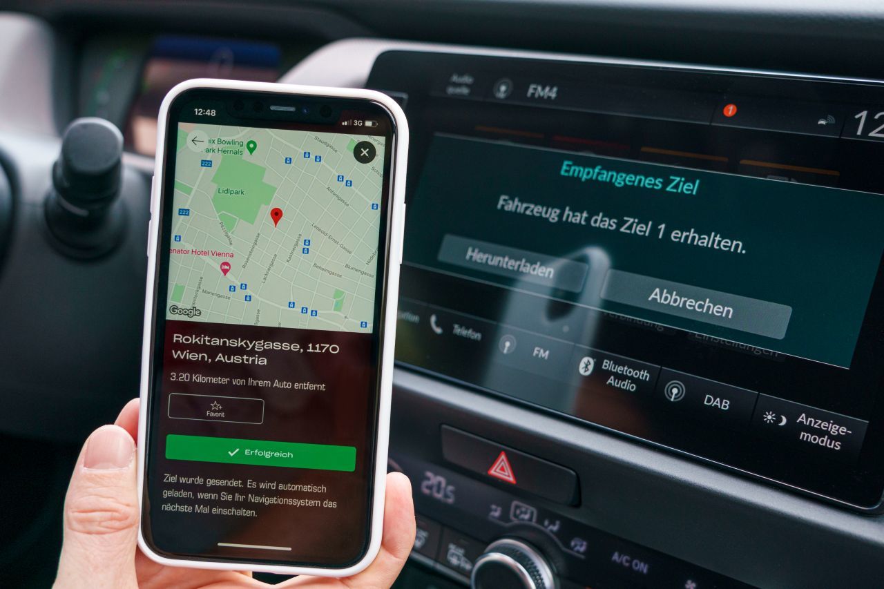 Externe Routenplanung per App: Fahrten am Smartphone vorplannen und dann in das Navigationssystem überspielen. Sehr praktisch.