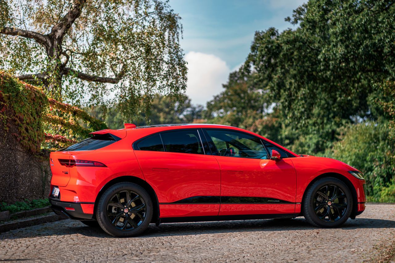 Alle I-PACE dieser Welt haben steirische Wurzeln: Die Fertigung hat Jaguar an Magna Steyr in Graz vergeben, was dort viele Arbeitsplätze geschaffen hat.