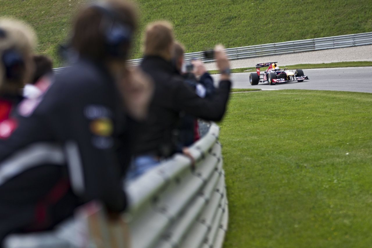 Sehenswert: Thomas Morgenstern bei seiner Formel-1-Fahrt im Red Bull Racing RB6  am Red Bull Ring.