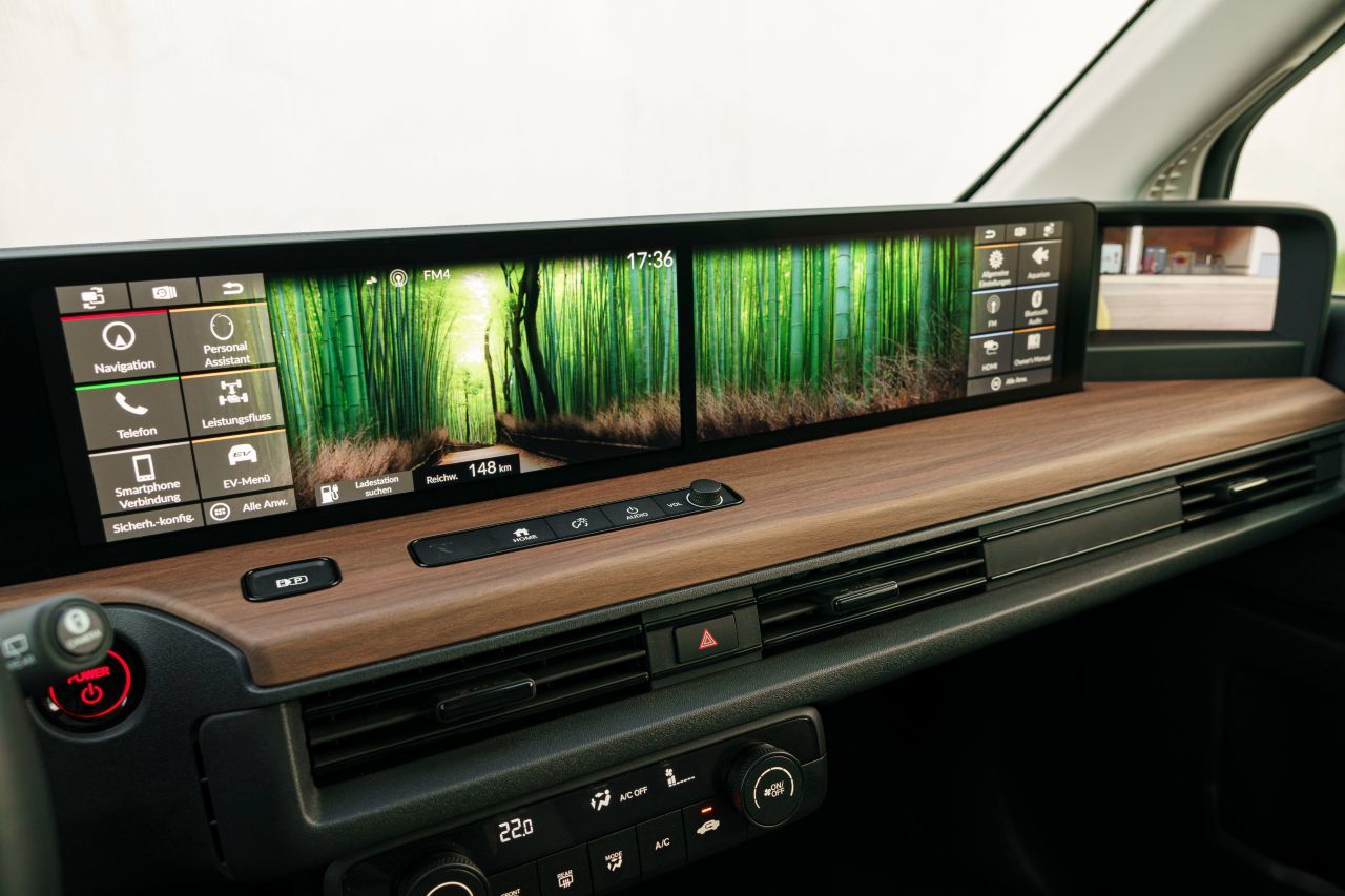 Der Bildschirm spannt sich im Honda e über die gesamte Innenraumbreite – hier das verdoppelte Multmediasystem und der „Außenspiegel