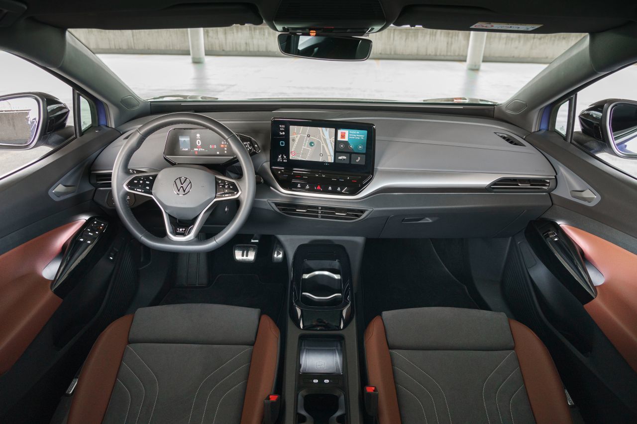 Im ID.4 verbaut VW deutlich mehr Soft-Touch-Materialien als im ID.3, der Innenraum wirkt durchaus elegant. Schöne Bezugsstoffe in der 1st Edition.