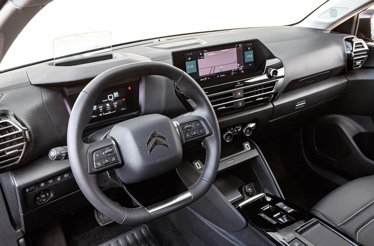Angenehm und auch sicher: Der Fahrer wird über die digitalen Armaturen und das Head-up-Display direkt im Blickfeld mit Informationen versorgt.