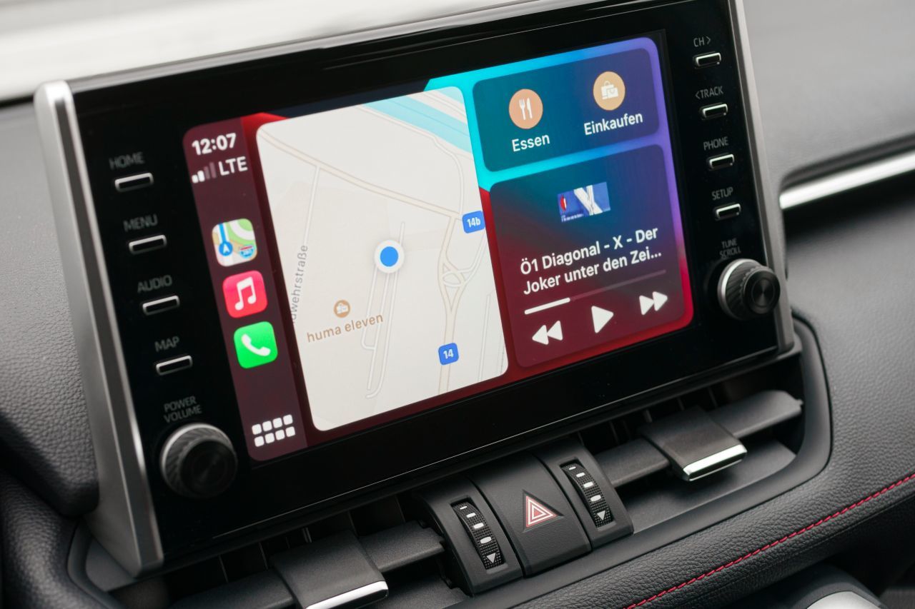 Navigation kommt über Apple Carplay und Android Auto ins System.