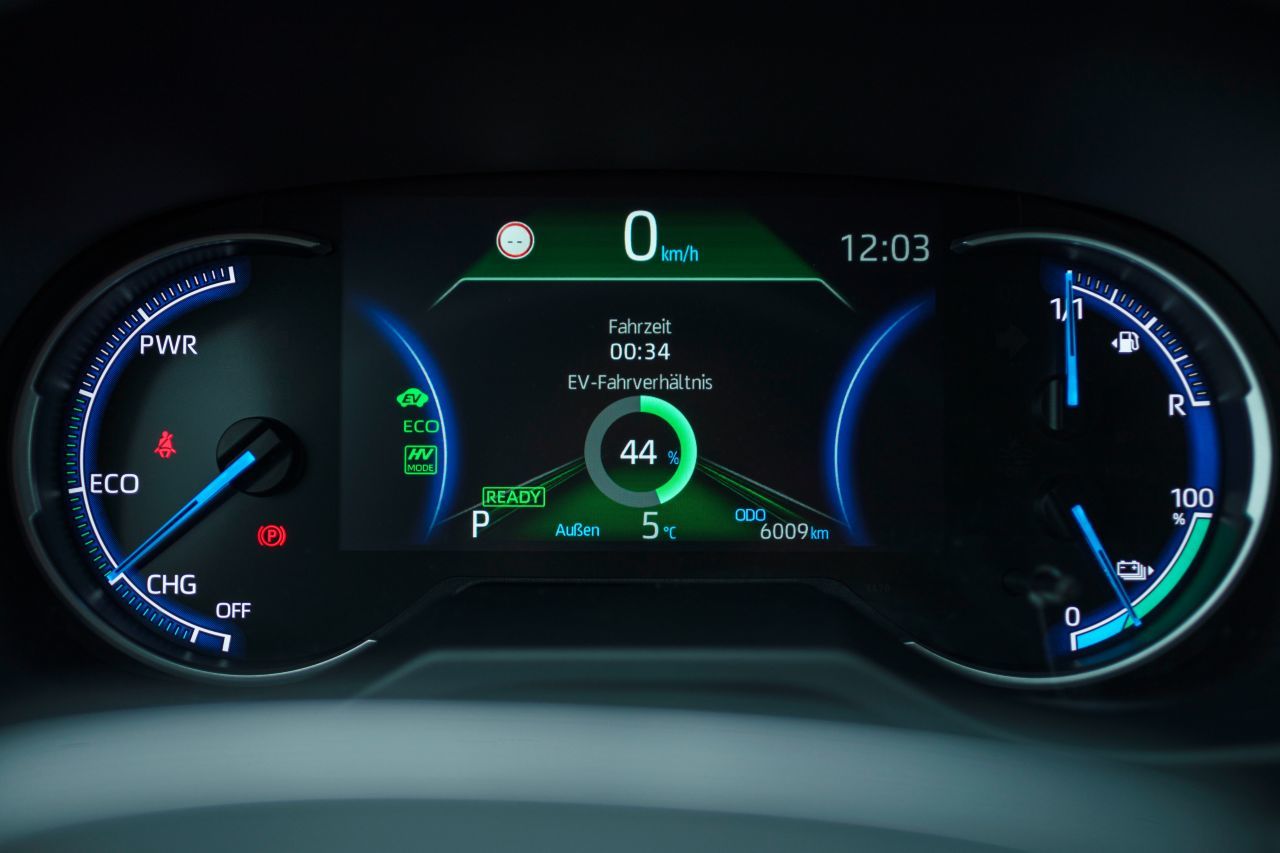 Die 44 Prozent Elekroanteil bei Hybridantrieb (wie im Bild) können sich im EV-Modus auf 100 Prozent steigern – rund 70 KIlometer lang.
