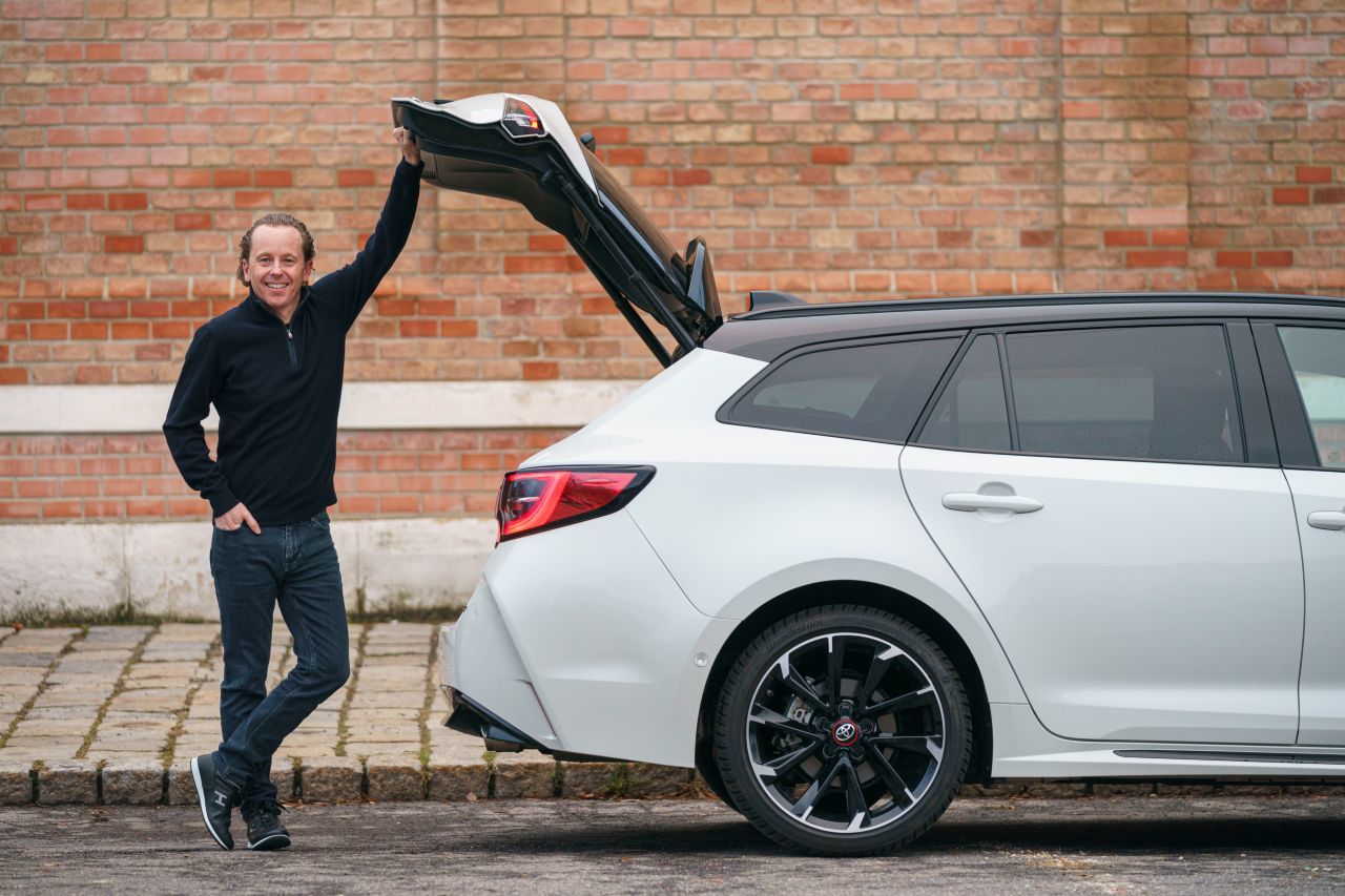 Fazit von Motorprofis-Tester Fabian Steiner: „Der Corolla Touring Sports Hybrid zählt zu den vernünftigsten Formen des Autofahrens. Die schöne Überraschung ist, dass dieser Pragmatismus jetzt sehr schnittig verpackt und sportlich aufbereitet wird.