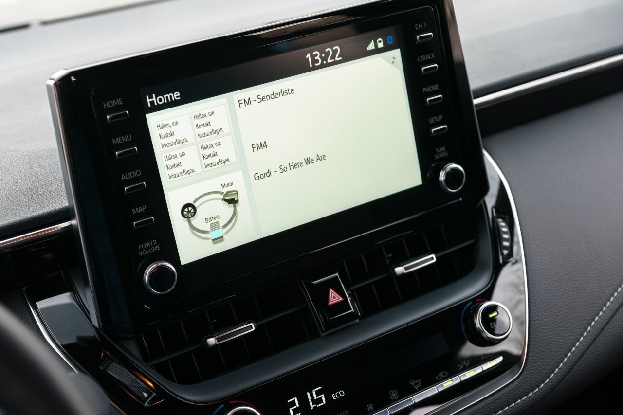 Der Touchscreen in der Mitte übernimmt die meisten Funktionen…