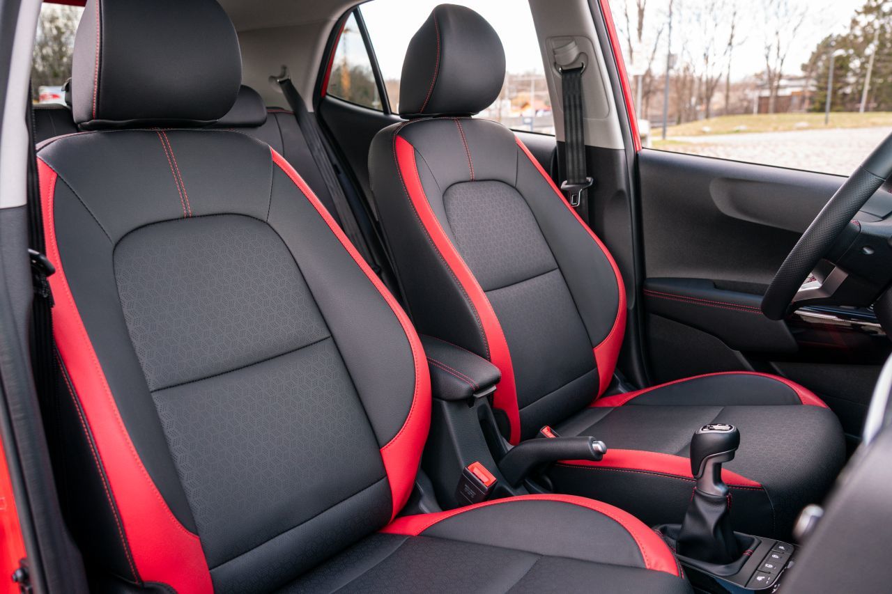Starke Akzente: Im Picanto GT-Line sorgen die schwarzen Kunstledersitze mit roten Streifen für Aufsehen.