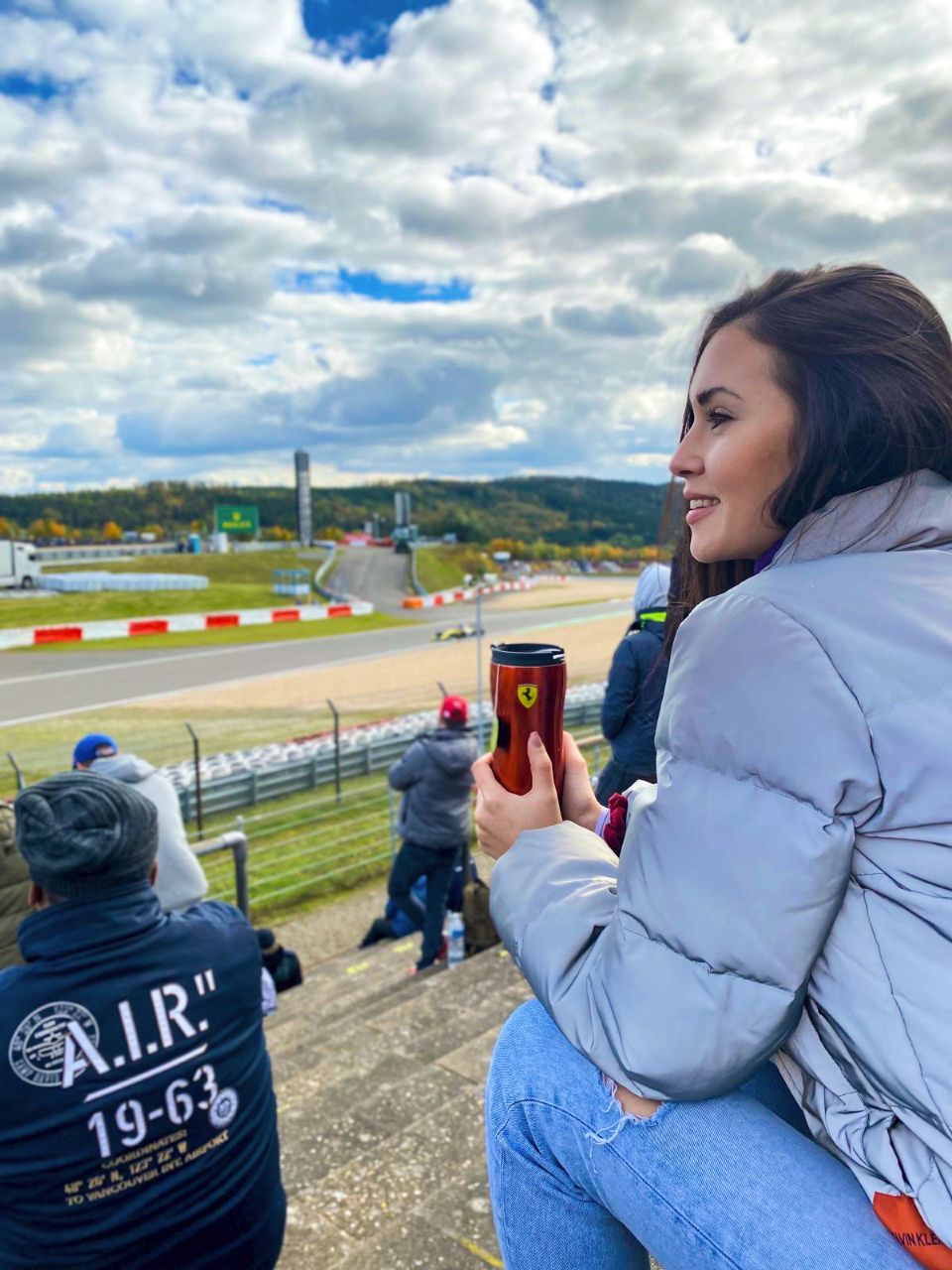 Vollgas-Fan. Marina liebt die Rennstrecken – hier etwa als eine der wenigen Besucher, die zum Formel-1-GP 2020 auf den Nürburgring durften.