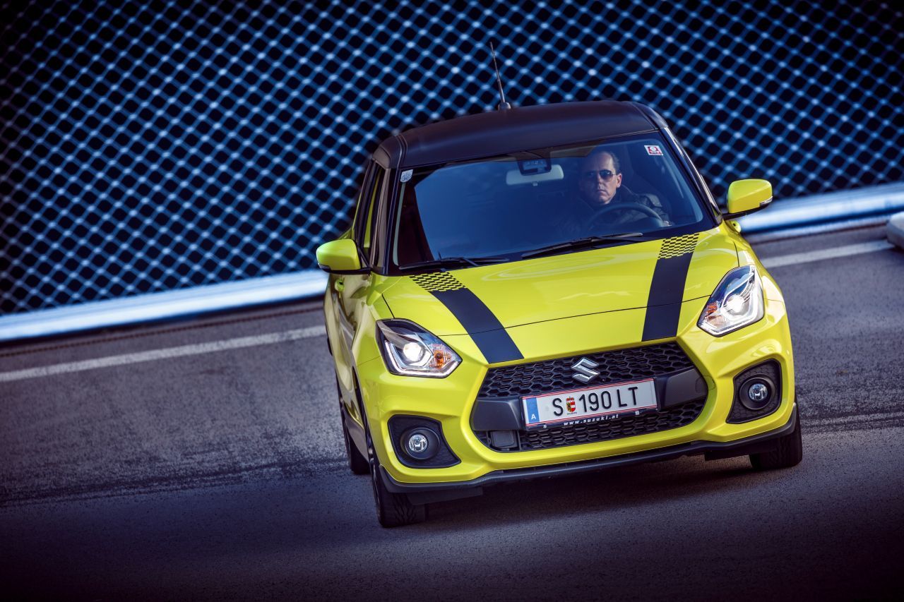 Der (nahe) Verwandte aus der Serie: Der Suzuki Swift Sport ist der Profisportler unter den Kleinwagen. Beim Fahrspaß hat er einen Superhelden-Status erreicht, der in dieser Preisregion einzigartig ist. Mit dem neuen Hybridsystem ist der kleine Star sparsamer – aber auch sportlicher.