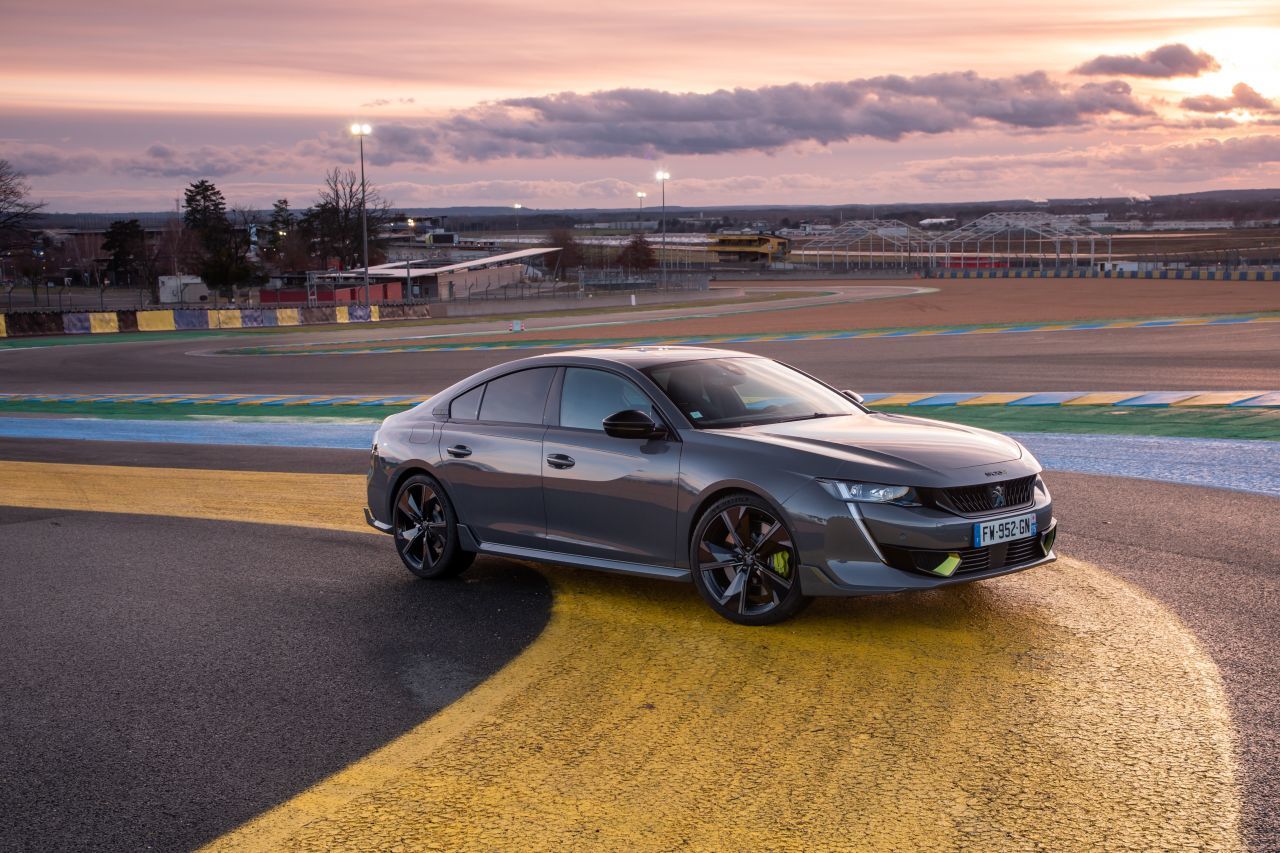 Der 508 PEUGEOT SPORT ENGINEERED ist die Quintessenz des Know-hows der Ingenieure von PEUGEOT Sport und ein technologisches Vorzeigemodell. Mit seinem 360-PS-Antriebsstrang (265 kW) ist er das stärkste jemals von Peugeot gebaute Serienfahrzeug.