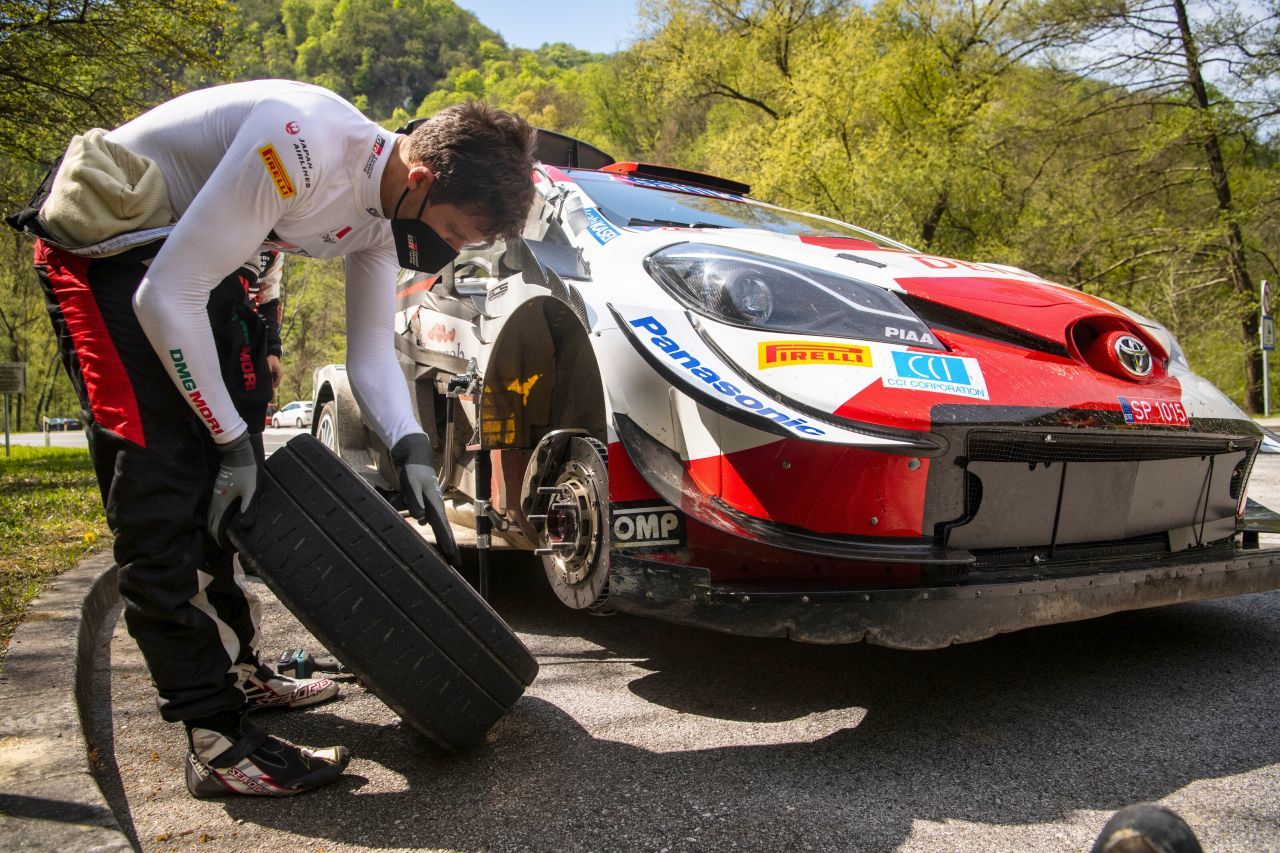 Sebastien Ogier beim Reifenwechsel...