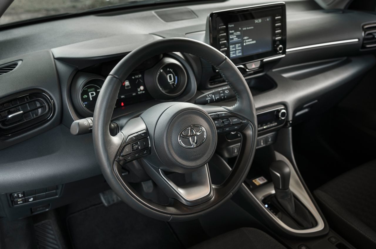 Modern, aber nicht um jeden Preis: Beim Bedienkonzept mischt Toyota Klassik und Moderne auf durchaus sinnvolle Weise.