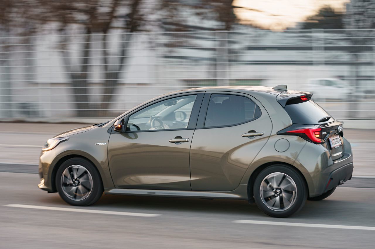 Fazit von Motorprofis-Tester Fabian Steiner: „Ist nun viel besser angezogen, hat mehr Präsenz als so manches große Auto. Zuhause in der Stadt dank Hybrid extrem sparsam und als Dreiliterauto unterwegs, dennoch für jede Reise zu haben und dort erstaunlichen komfortabel. Moderne Kleinwagen sind heute verkappte Erwachsene – für den Yaris gilt das besonders. Sein kabelloser Hybridantrieb bleibt ein wichtiges ökologisches Modell der Zukunft.