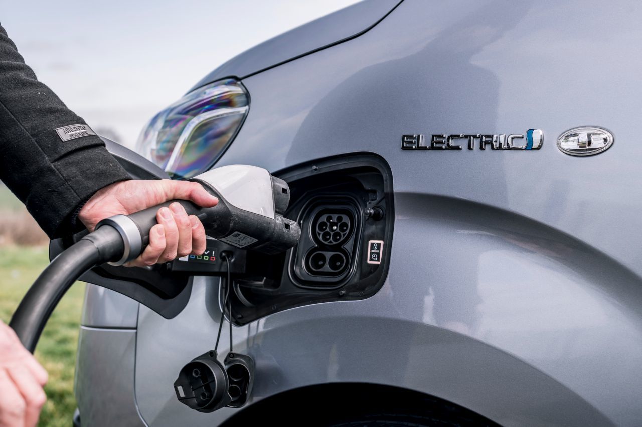 Laden leicht gemacht: Auch beim Stromtanken ist der Proace Electric einfach zu handhaben.