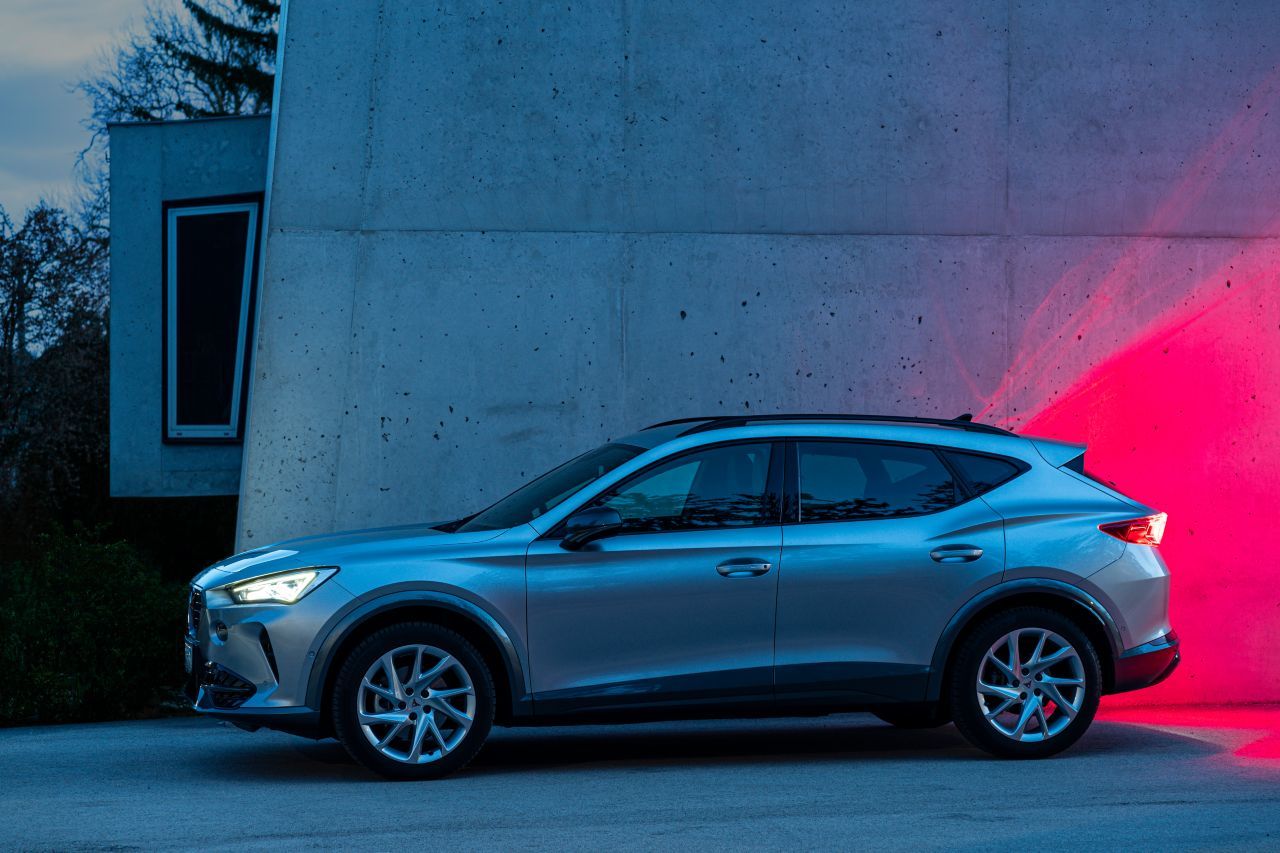Fazit von Motorprofis-Tester Fabian Steiner: „Der Test hat gezeigt, dass auch die Basisversion mit 150 PS innen und außen das volle Cupra-Feeling hat. Ihr Motor ist nicht spektakulär, genügt aber in Kombination mit dem knackigen Setup durchaus für spaßige Etappen. Cupra formt aus VW-Audi-Technik lässige neue Autos – und im Formentor beeindruckt die Barcelona-Schule mit ganz frischem Stil, …