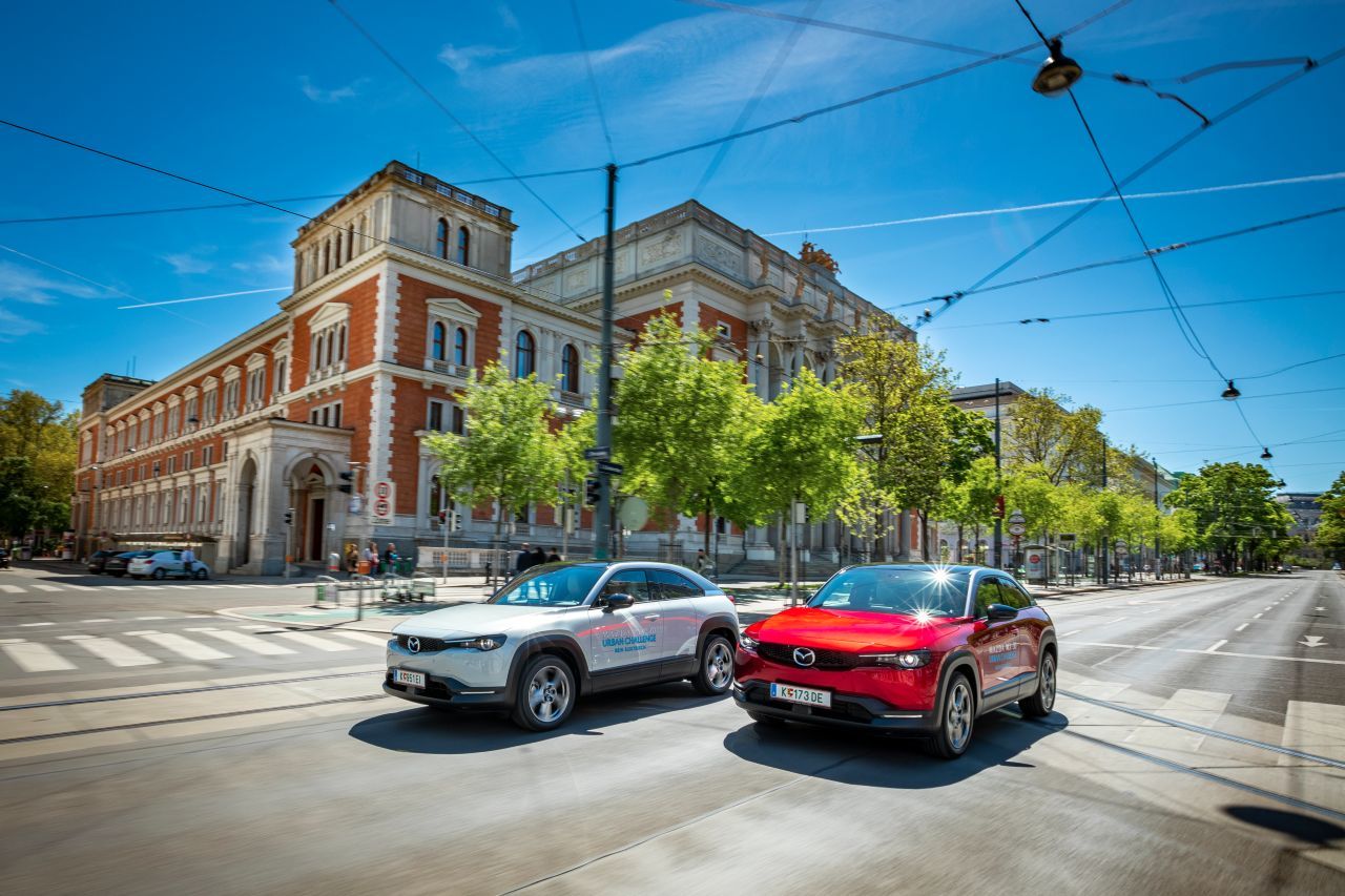 Zwei MX-30 im Paarlauf vor der Wiener Börse: Zwölf Stunden ließ Mazda zwei Elektroautos mit unterschiedlichen Fahrern auf der Ringstraße kreisen.