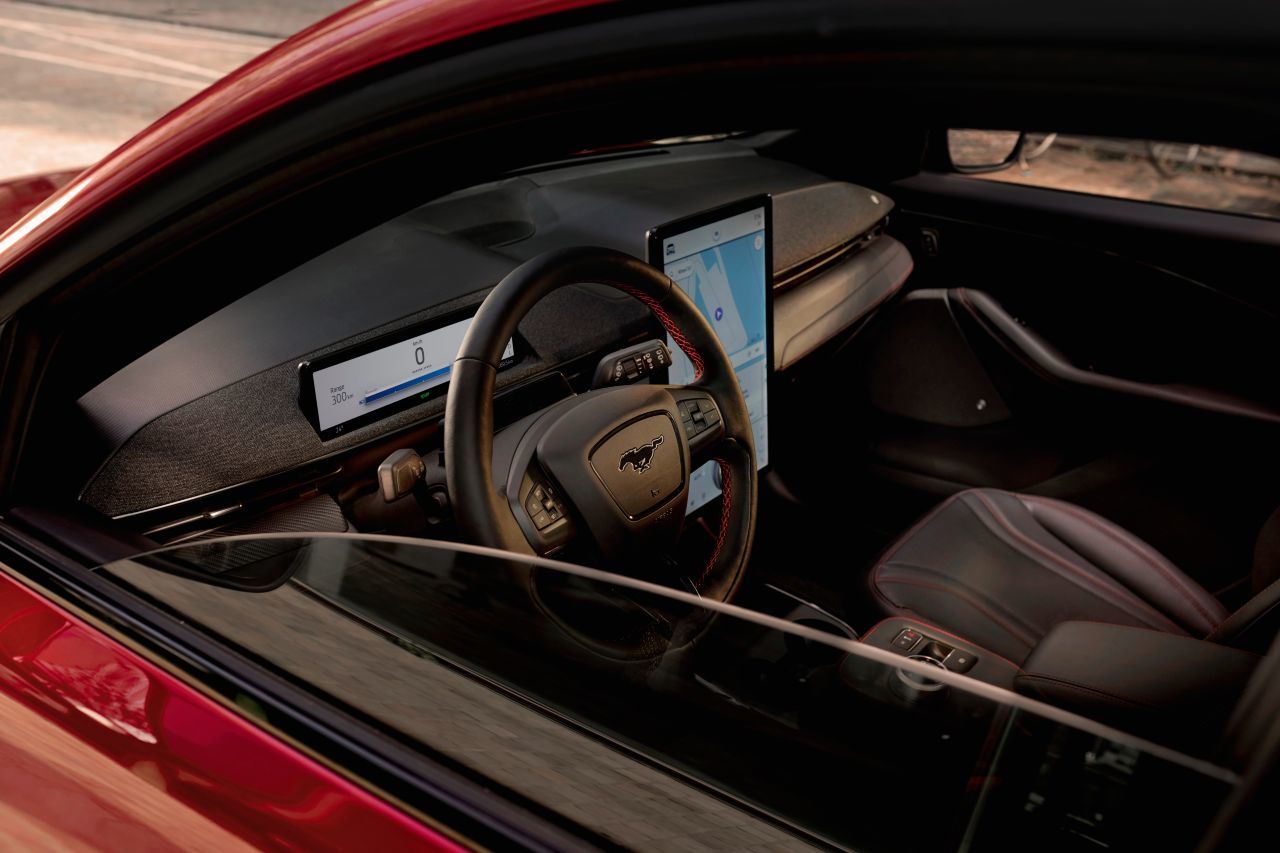 Wie bei Tesla dominiert ein monströser Touchscreen den Innenraum, im Mustang steht er im Hochformat und hat 39 Zentimeter Bildschirmdiagonale.