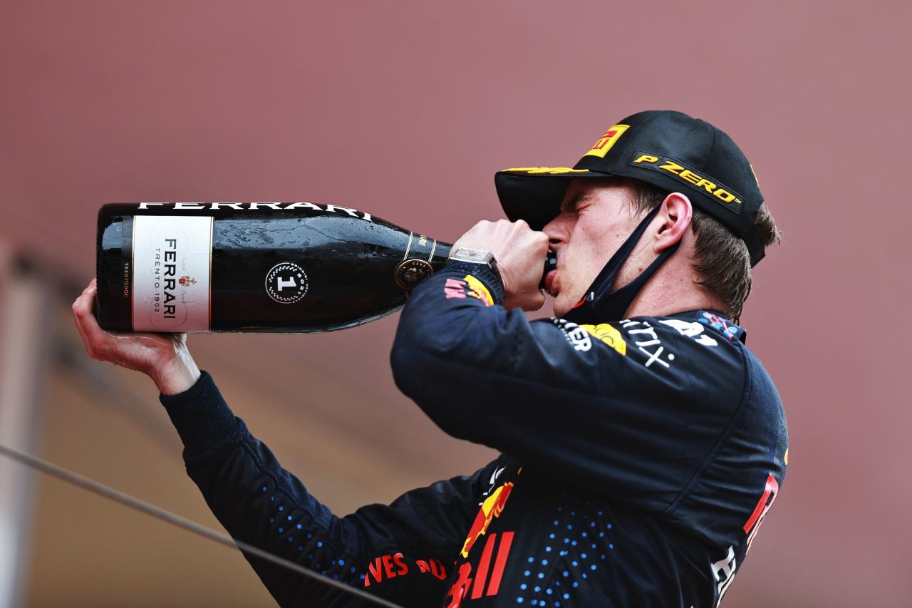 Kleiner Unterschied: Während der Indy-Sieger Milch trinkt, bevorzugt Monaco-Held Max Verstappen Ferrari als Getränk.