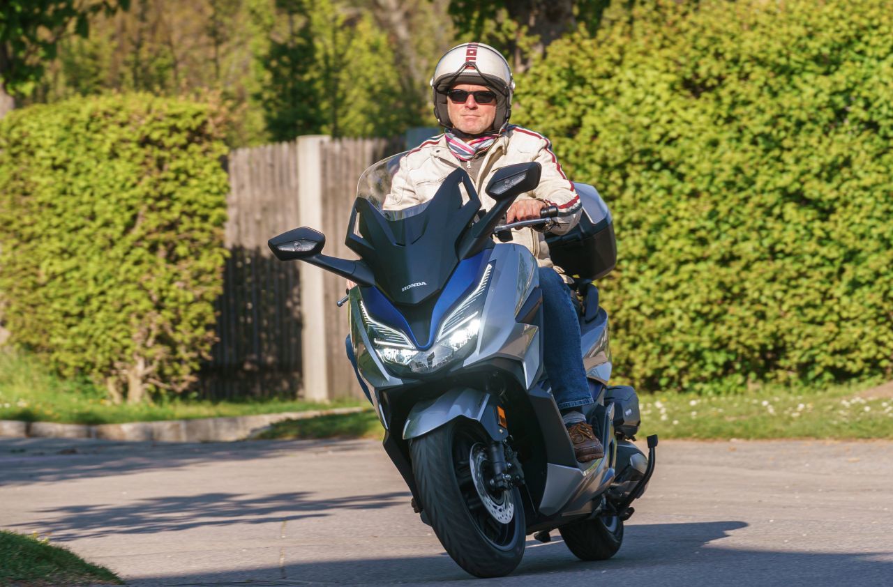 Street Credibility: LED-Scheinwerfer im typischen Honda-Flügel-Look – die Forza strahlt von vorne mehr Motorrad-Robustheit als Roller-Zierlichkeit aus.