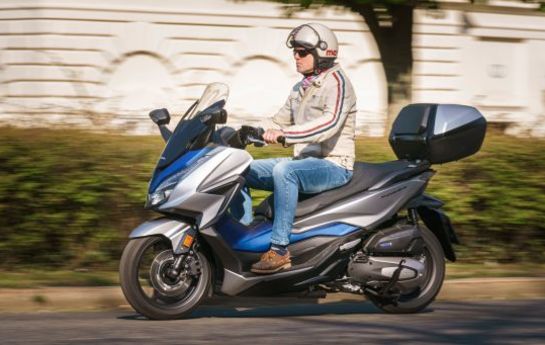 Mit der Forza 125 zeigt Honda seit 2015, was beim Roller-Thema noch alles drin ist: Vor allem Komfort, Souveränität und Effizienz. Der Jahrgang ’21 legt bei diesen Eigenschaften noch einmal nach. - Volle Kraft voraus!