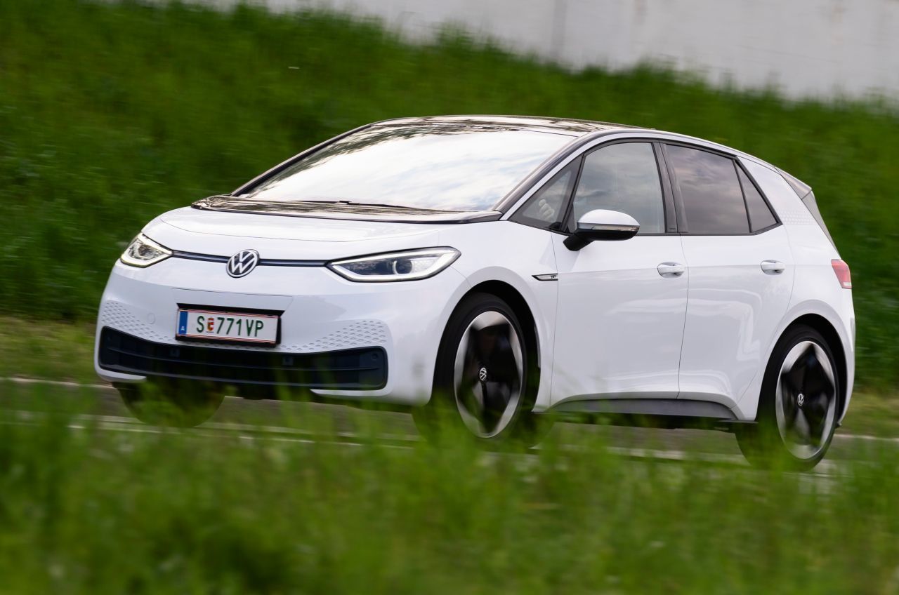 Der Fahrstil sorgt für erheblich mehr Spannung in der Kompaktklasse: Der ID.3 kann leise gleiten wie die Oberklasse und …