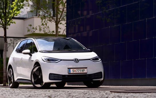 VERKAUFSZAHLEN VON E-AUTOS STEIGEN IN ÖSTERREICH STARK - Elektroautos legen 215 Prozent zu