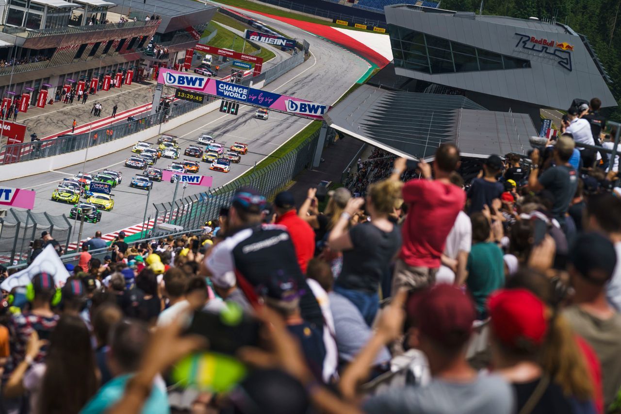 Darauf musste man lange warten: Fans erleben die Rennen am Red Bull Ring aus der Nähe.