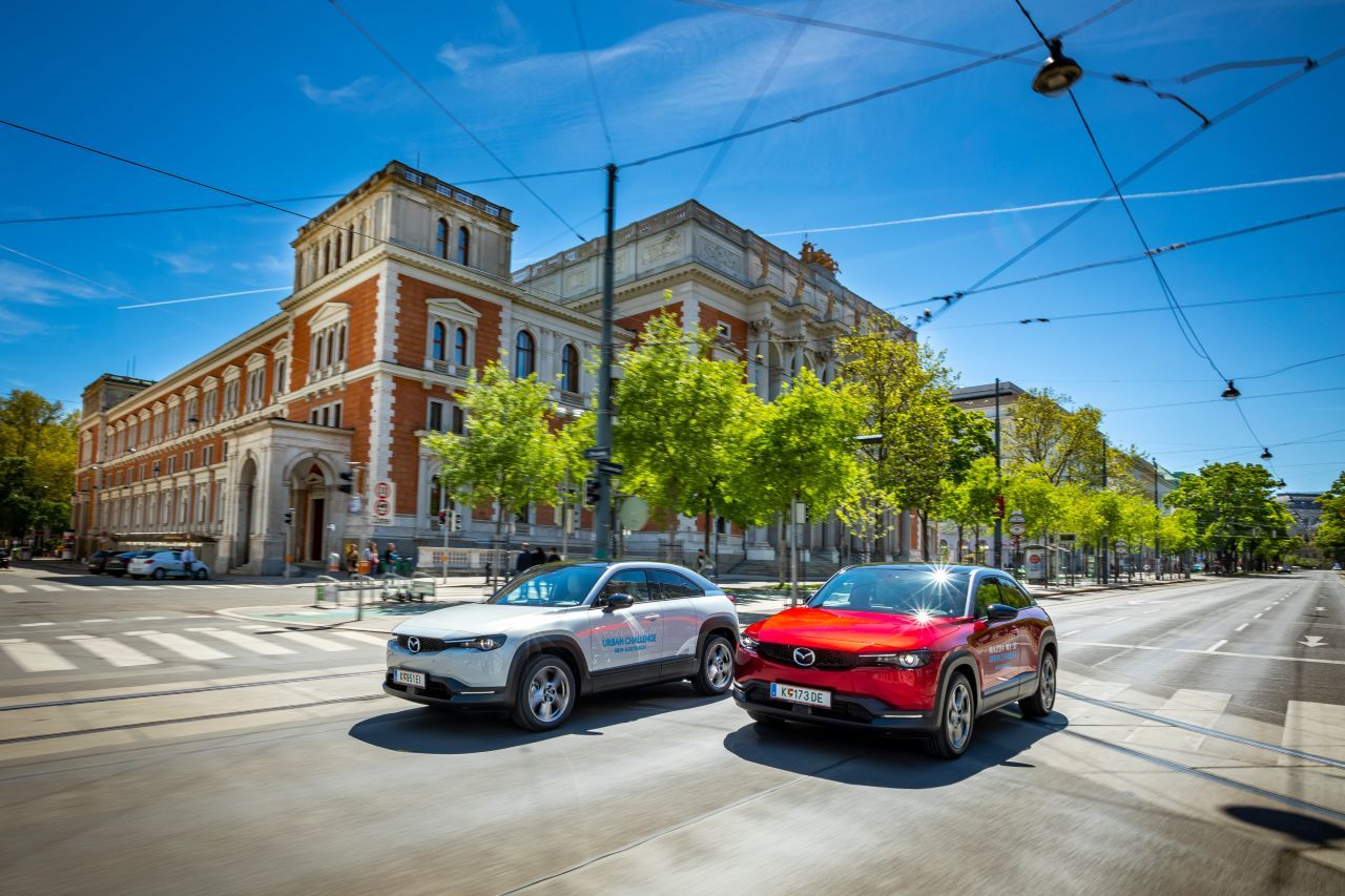 Mazda verkleinert den CO2-Fußabdruck bis 2030 um die Hälfte, bringt viele neue E-Autos. Wien steht schon unter Strom, wie man sieht.