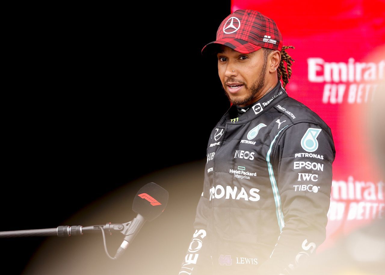 Der Blick eines Menschen, der sich entschieden hat: Lewis Hamilton wird vermutlich für zwei weitere Jahre bei Mercedes bleiben. Mindestens.