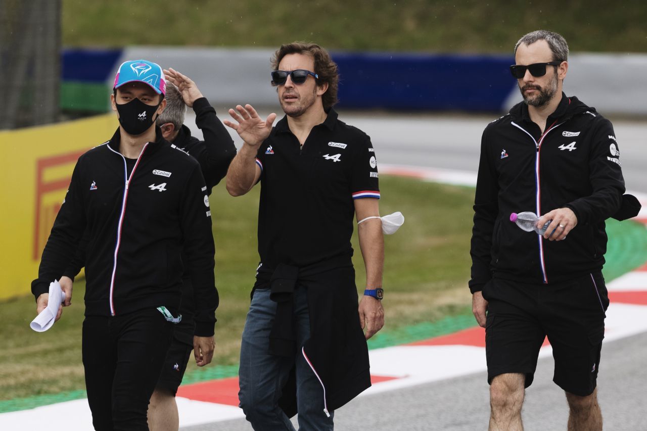 Beim Trackwalk in Spielberg bekam Zhou wertvolle Tipps von seinem Idol und Teamkollegen Fernando Alonso.