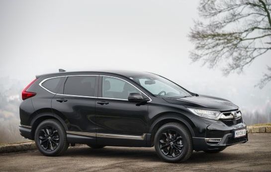 Der CR-V macht sich mit einer Sportvariante schick, bietet aber vor allem überlegenen Hybrid-Komfort: So angenehm fährt in der Stadt und auf Landstraßen kaum ein anderes SUV dieser Klasse. - So elegant kann Hybrid sein