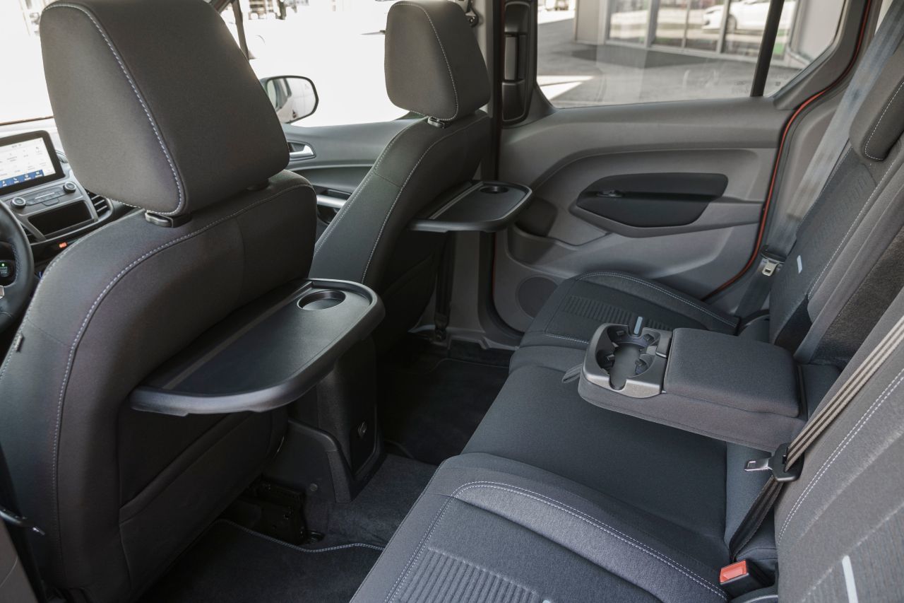 Die Freiheiten eines Tourneo Connect bieten gleich große Kompakt-SUVs den Passagieren nicht. Armauflage, Becherhalter und Tischen sind vorhanden.