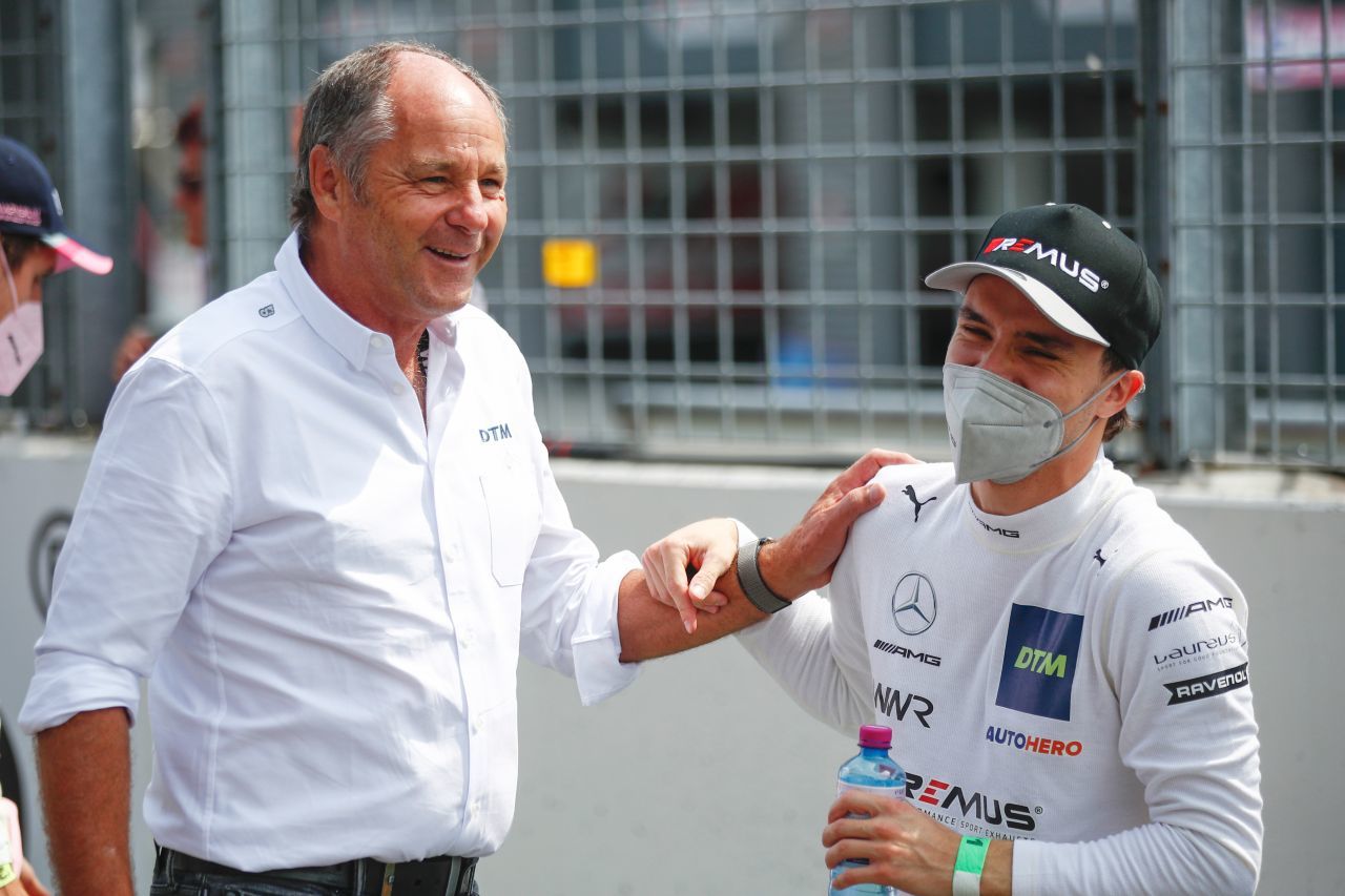 Gerhard Berger (mit Lucas Auer) hat gut lachen: die neue DTM funktioniert gut, schon das zweite Weekend 2021 bot tolle Action.