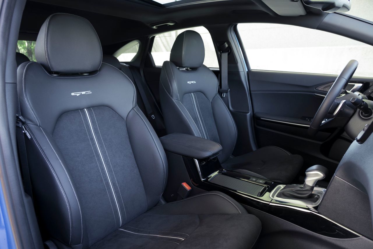 Sportliche Sitze und Sitzbezüge mit Alcantara, Ledereinsätzen und farbigen Ziernähten in der „GT Line