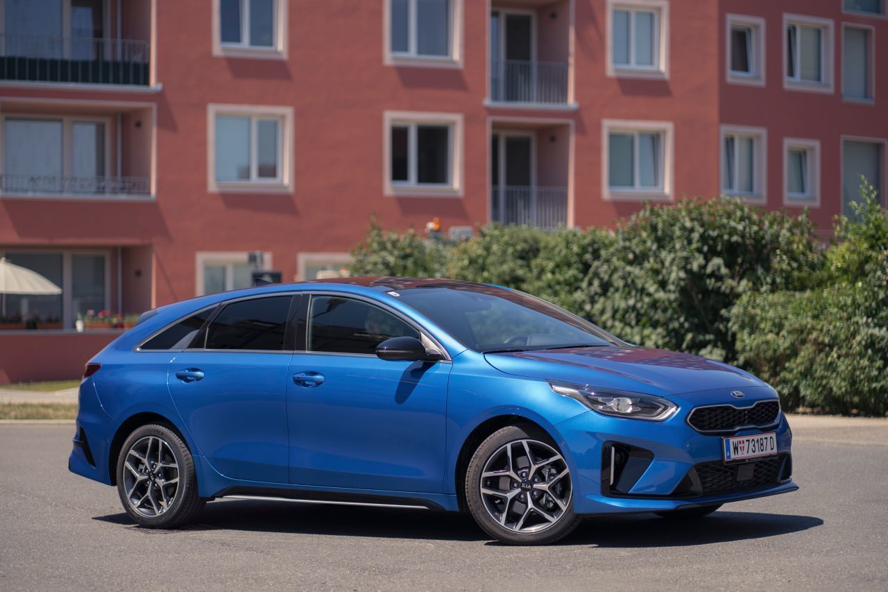 Fazit von Motorprofis-Tester Fabian Steiner: „Der neue 1.5 T-GDI mit 48-Volt-Mild-Hybridsystem, der auch in allen anderen Ceed-Modellen zum Einsatz kommt, ist ähnlich sparsam wie ein Diesel und durchaus sportlich unterwegs. Design mit Nutzwert verbindet das Shooting Brake-Konzept des ProCeed auf schöne neue Art – sagen Sie also nicht Kombi zu ihm.