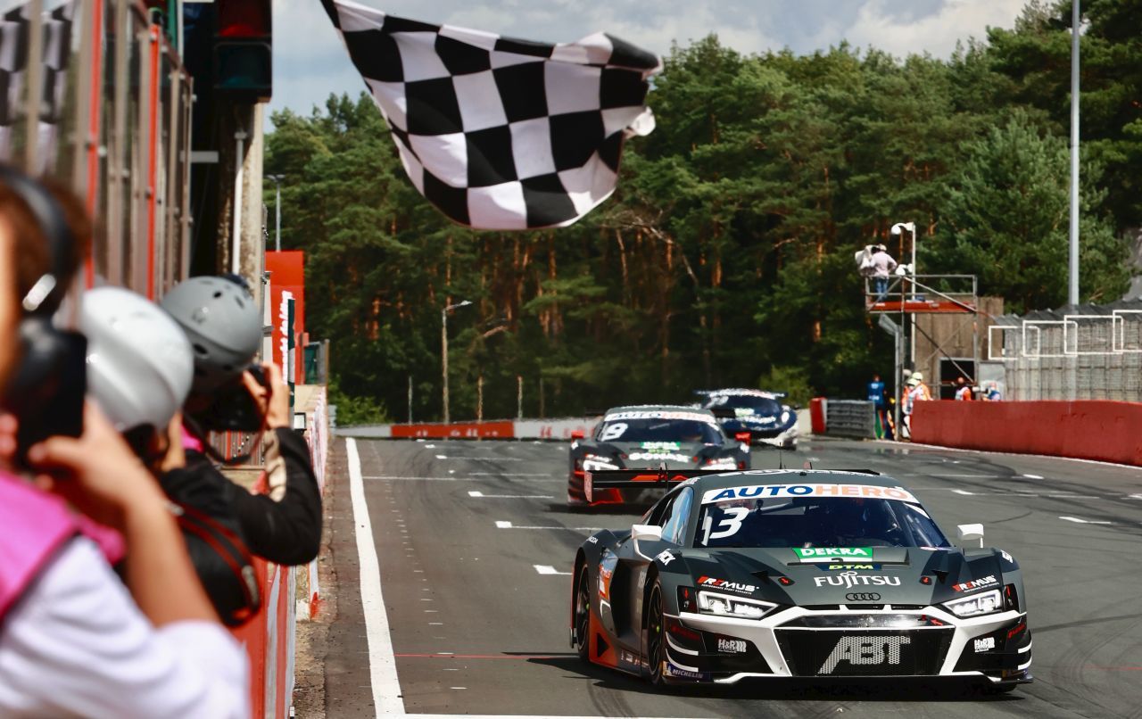 Kelvin van der Linde gewinnt das erste Rennen in Zolder vor Teamkollegen Mike Rockenfeller. Rennen 2 am Sonntag ab 13.30 Uhr in Sat1 und im Stream von Servus TV.