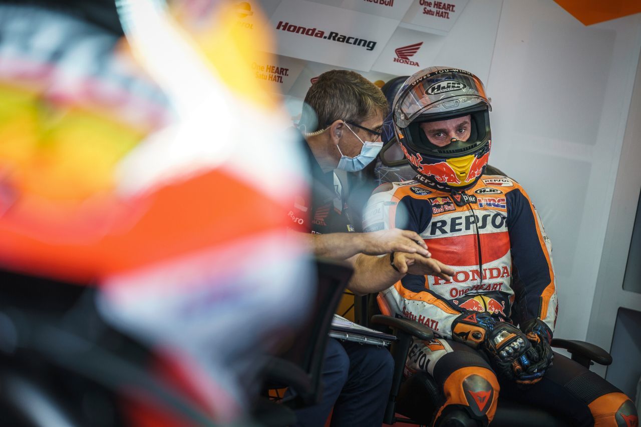 Täuscht der Eindruck? Pol Espargaro wirkte in seinen KTM-Jahren frischer als nach einer halben Saison bei Repsol neben MM93.