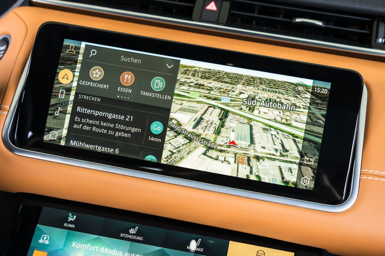 Neu ist im Velar-Jahrgang 2021 die Software Pivi Pro, die beim Starten des Autos sofort einsatzbereit ist und Software-Updates „over the air“ eingespielt.