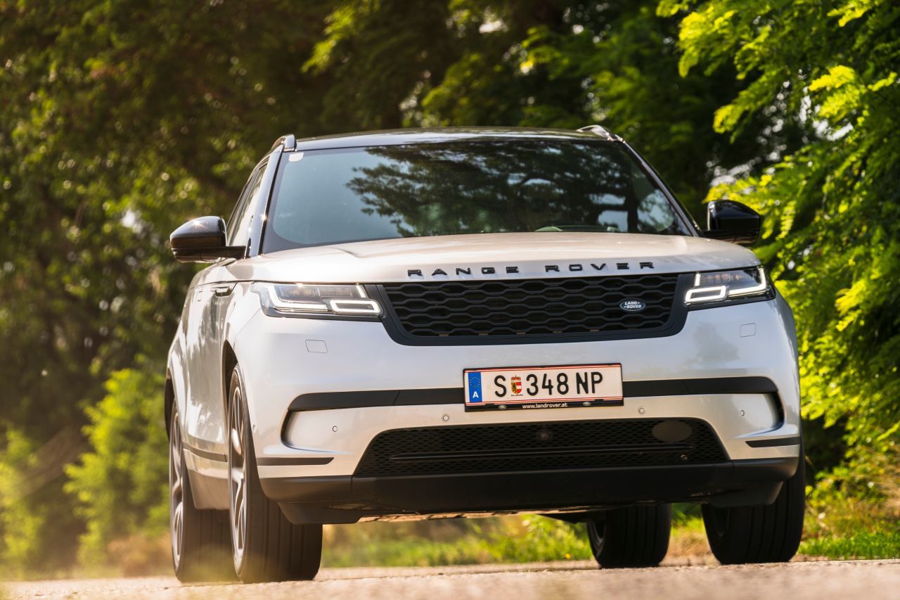 Fazit von Motorprofis-Tester Fabian Steiner: „Der neue Reihen-Sechszylinder-Dieselmotor ist ein seltener Leckerbissen, und die elitäre Technik steigert den Komfort auch noch einmal. In der Stadt fehlt dem breiten Velar etwas die Übersicht, der Familie bietet er hingehen viel Platz und als Reiseauto ist er wunderbar. Vor allem aber ist der Velar ein Auto für Freunde des anspruchsvollen Designs, ein SUV mit vergleichbarem Auftritt gibt es nicht