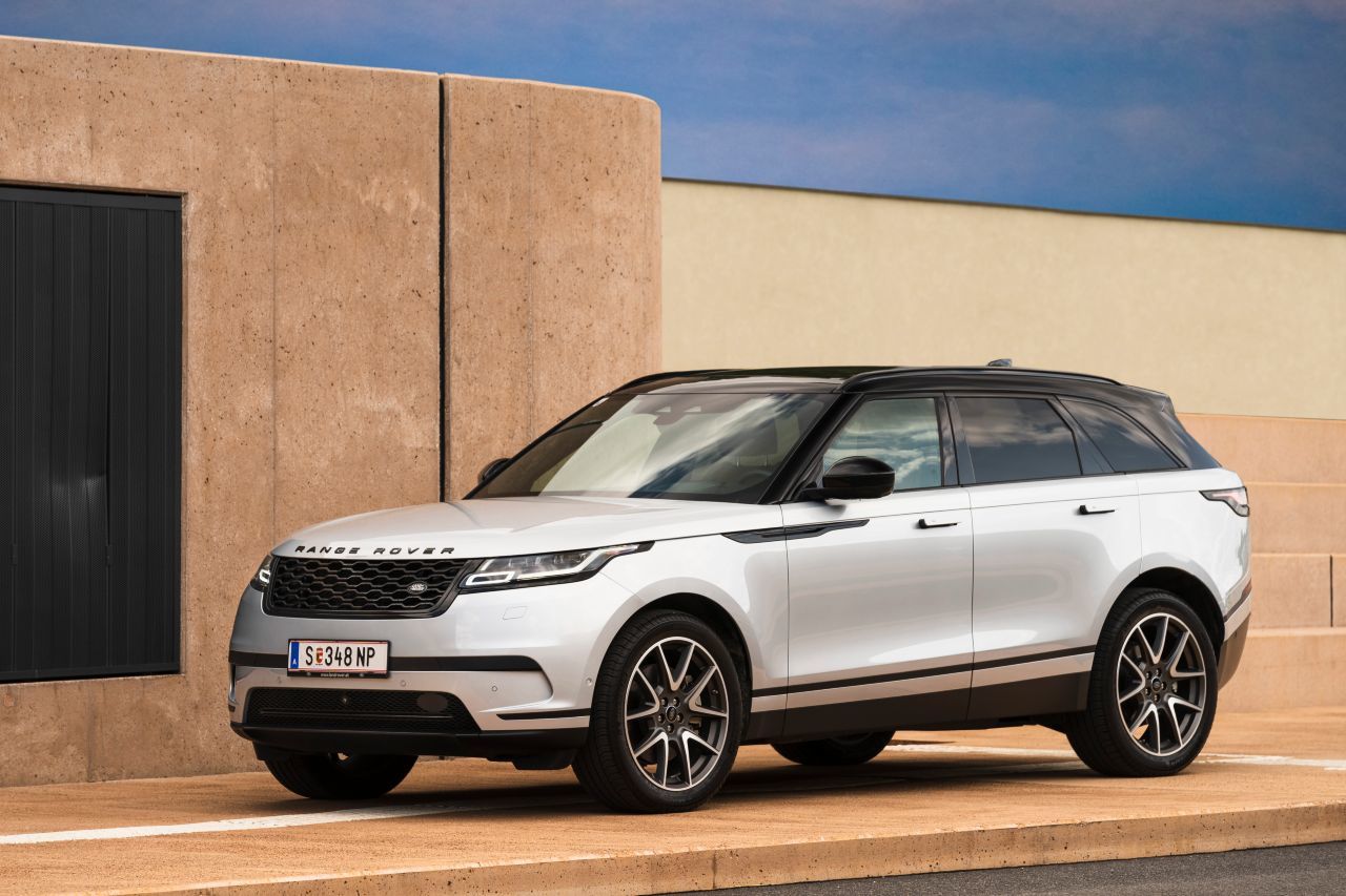 Body-Stretching: Sportliche SUVs wirken normalerweise gedrungen und bullig, das Velar-Design lässt den Körper schlank und lang wirken.