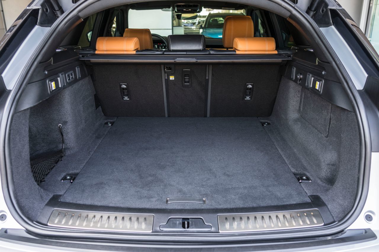 Dass der Velar einen großen Kofferraum und viel Platz für die Fondpassagiere bietet, macht ihn zu einem hervorragenden Familienwagen.