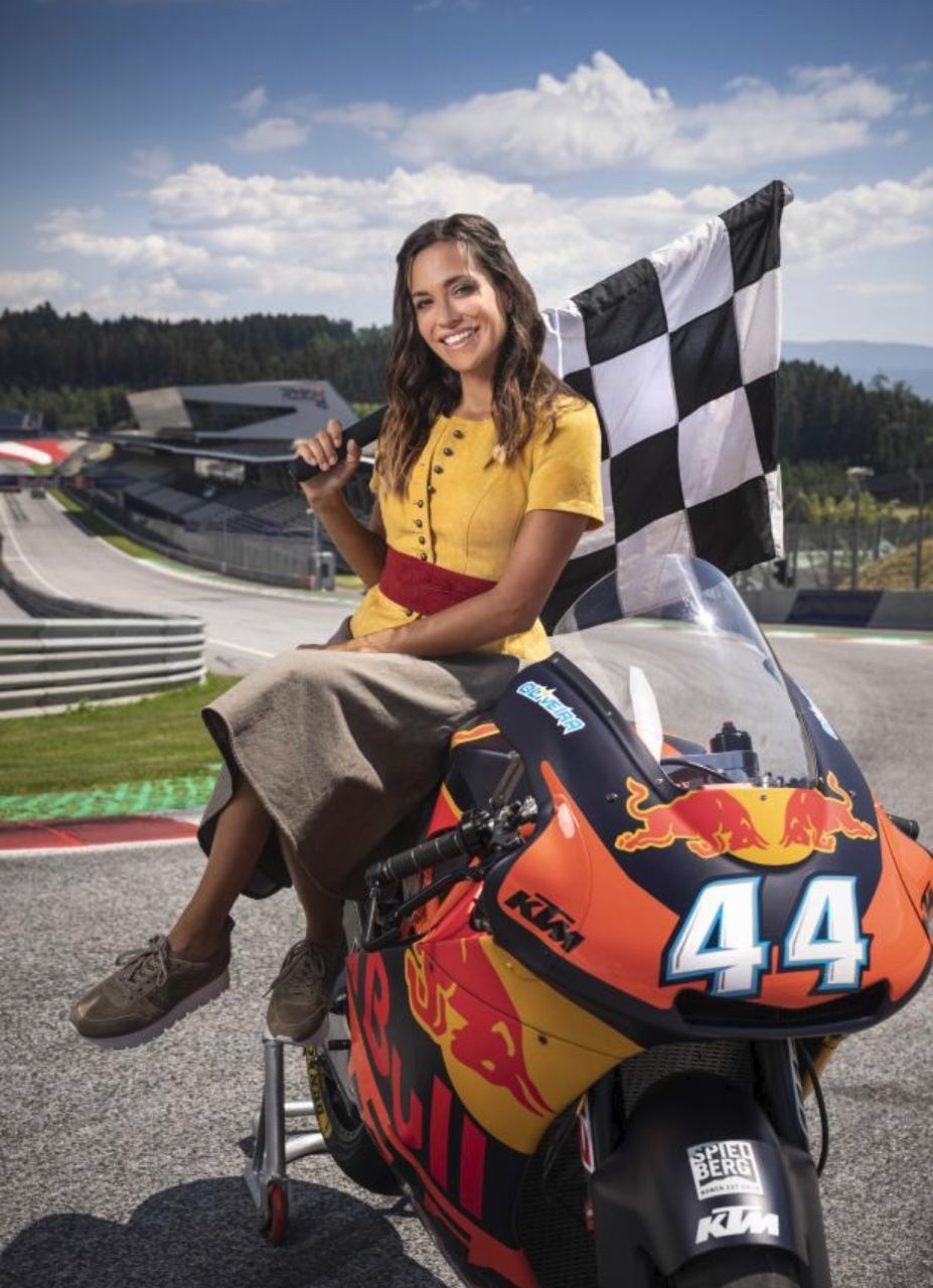 Andrea Schlager in der Niki-Lauda-Kurve und auf einer Red Bull KTM: Mehr Österreich geht fast nicht in der MotoGP.