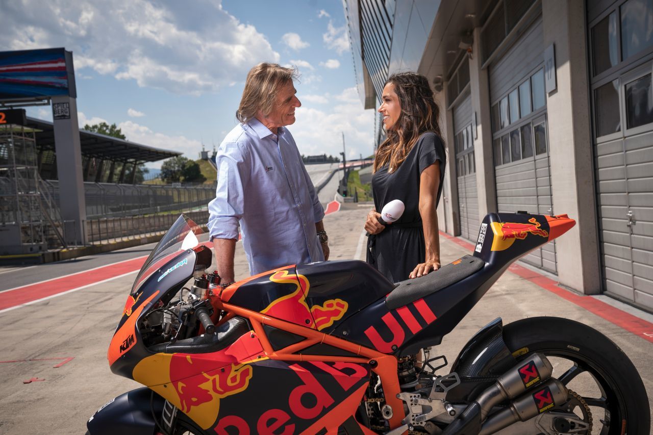 Gustl Auinger und Andrea Schlager melden sich quasi aus der Pole-Position bei den ServusTV-Zusehern.