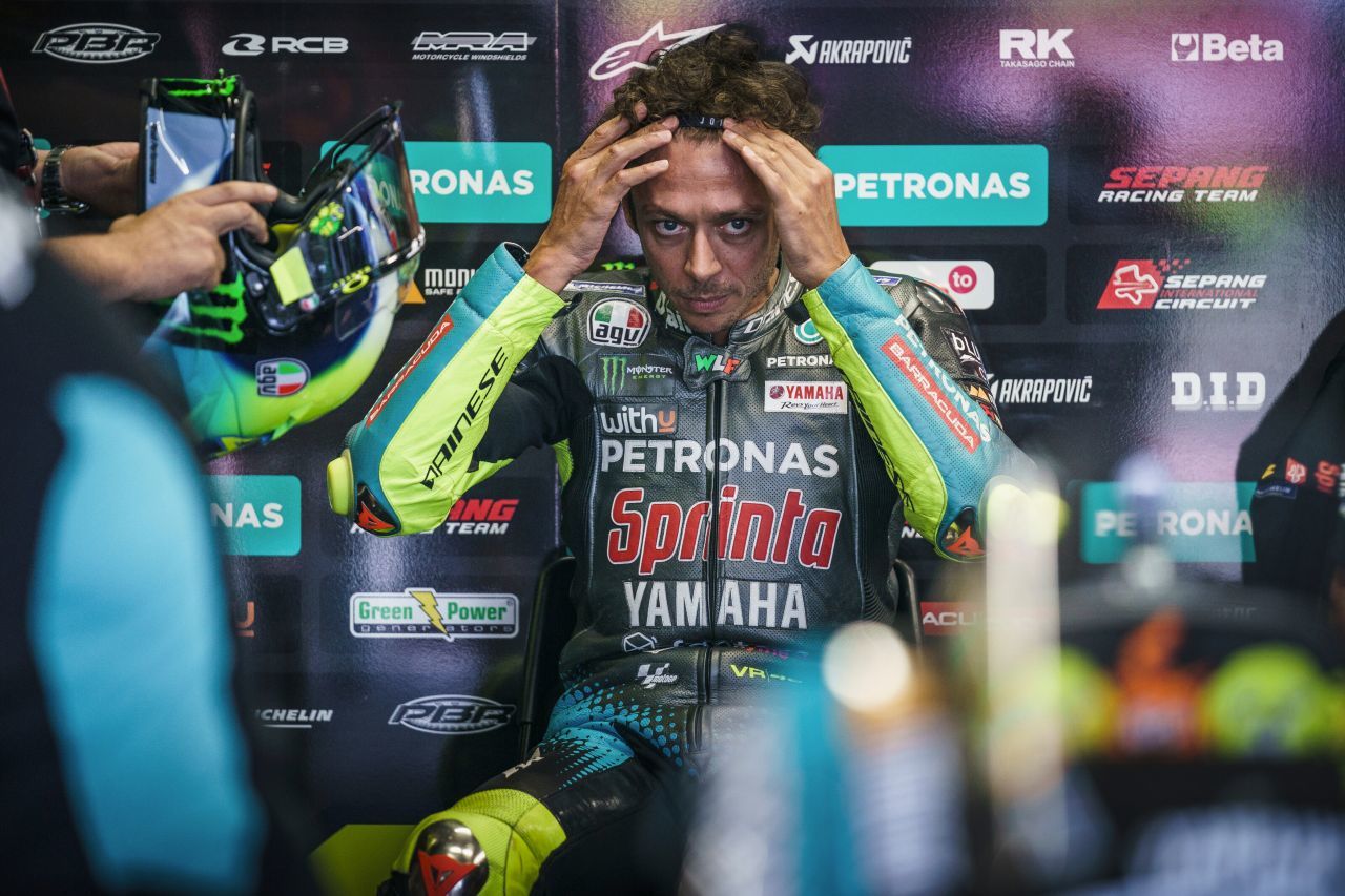 Valentino Rossi mit 42: der Körper hat die Spuren einer großen Karriere, die Augen sind die eines jungen Wilden, der nichts so sehr liebt wie die Raserei auf einem Gerät, dass er so beherrschte wie kein anderer vor ihm.