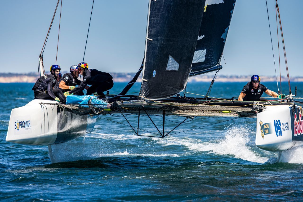 Bis zu 75 km/h erreicht der Hightech-Katamaran GC32 und fährt damit in der Königsklasse des Segelsports.